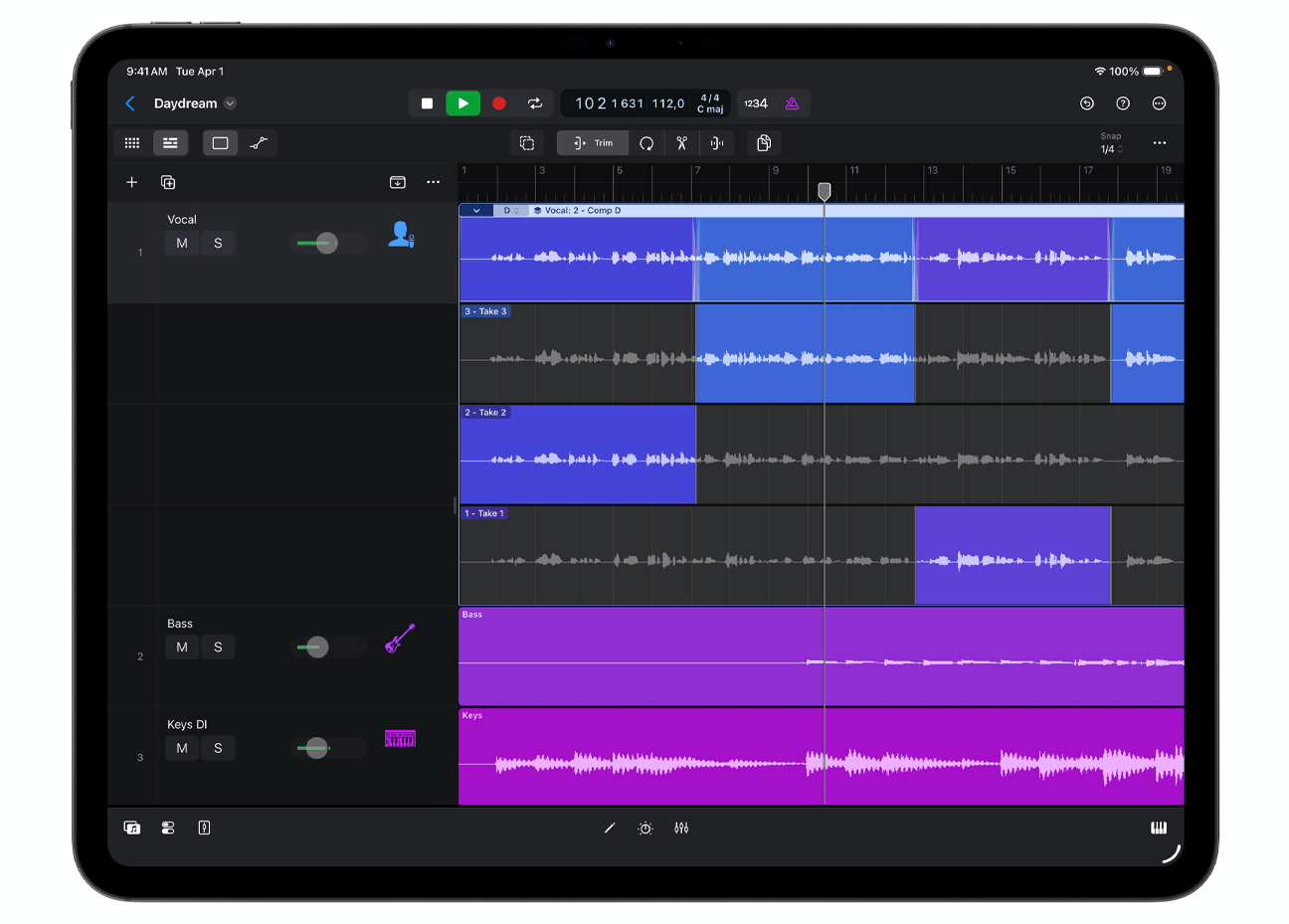 iPad Pro 上显示着 Logic Pro 中的快速扫动合成功能