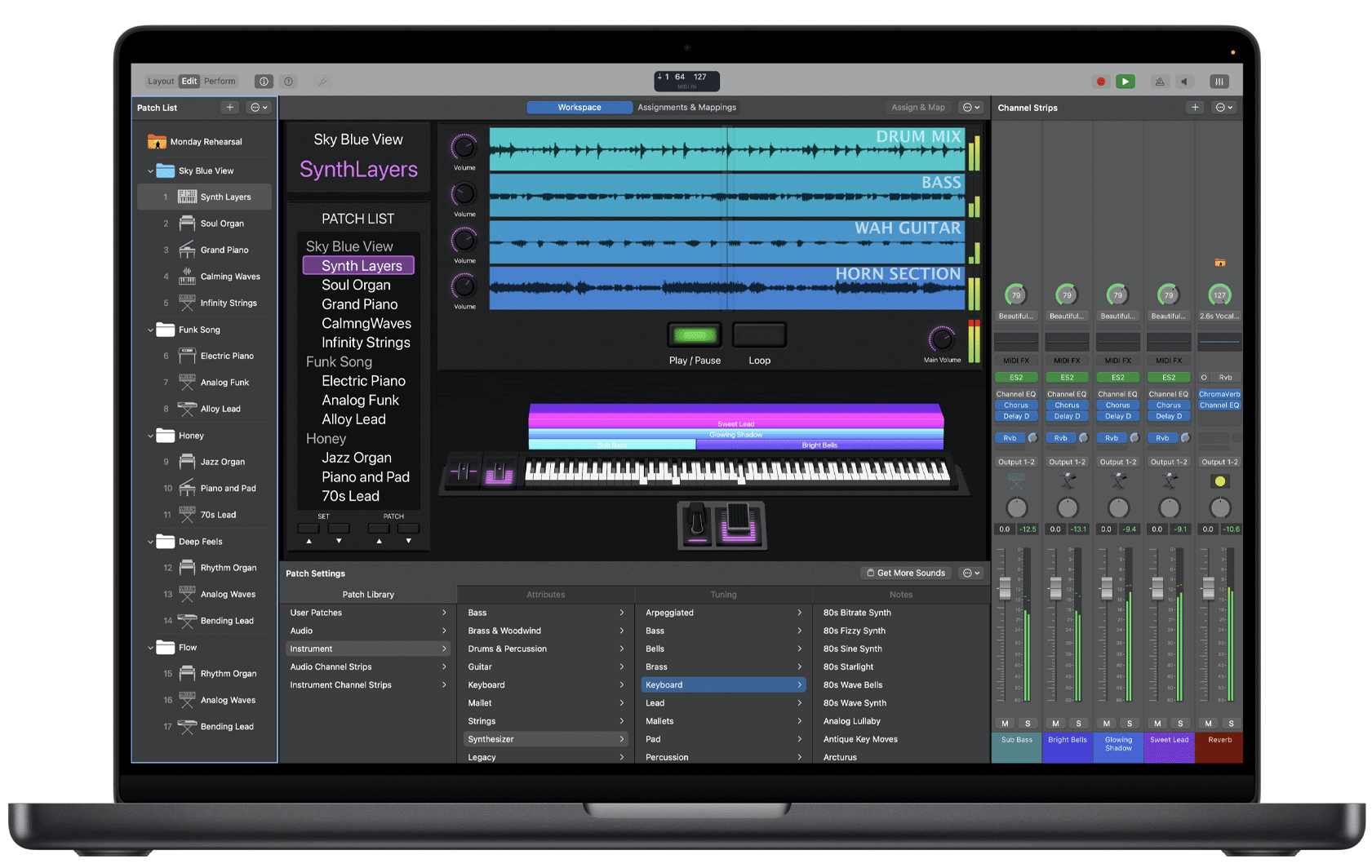 MacBook Pro 上显示着 Logic Pro 中的 MainStage 配置